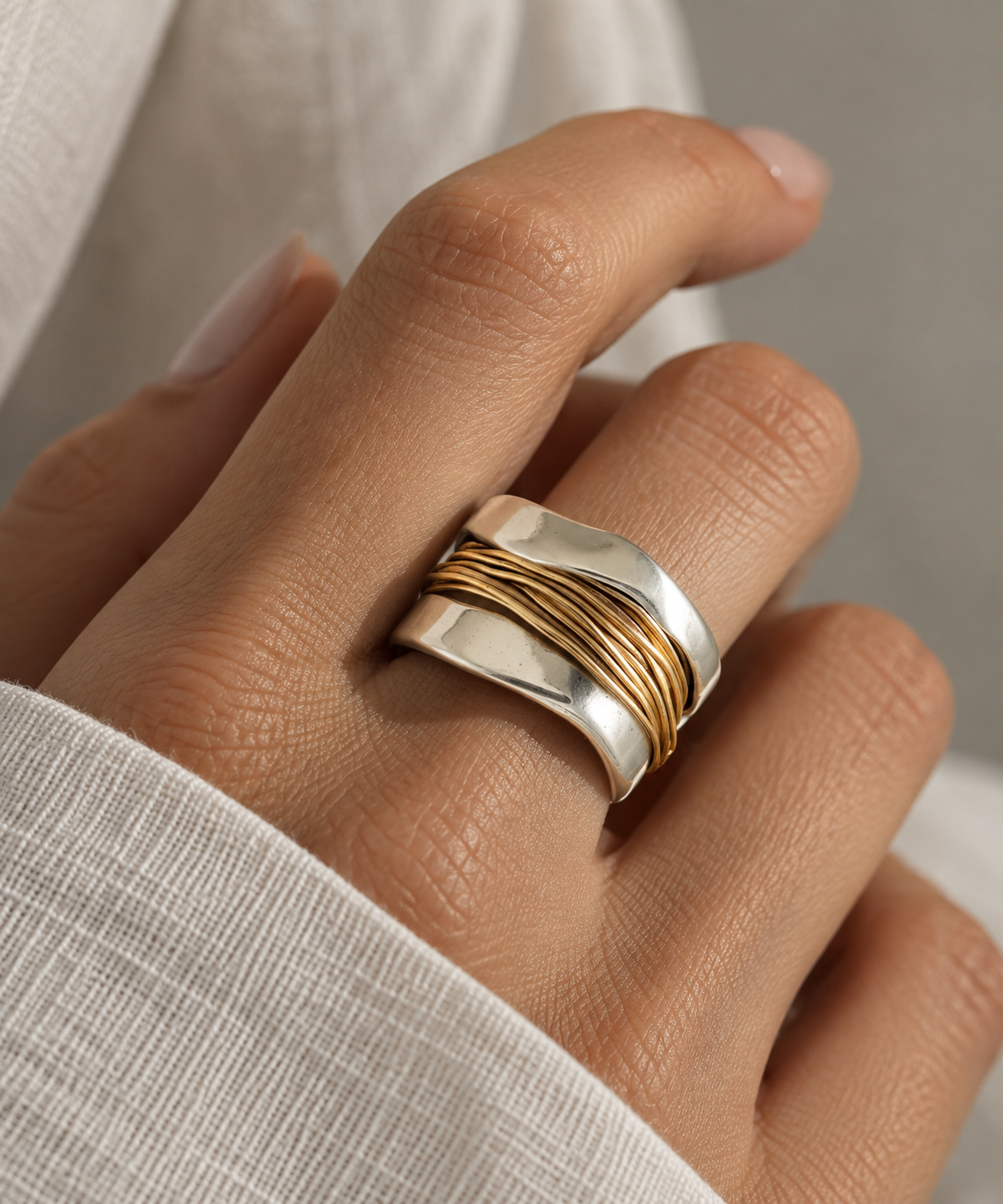 Antonia - Anillo de Plata con Hilo Dorado