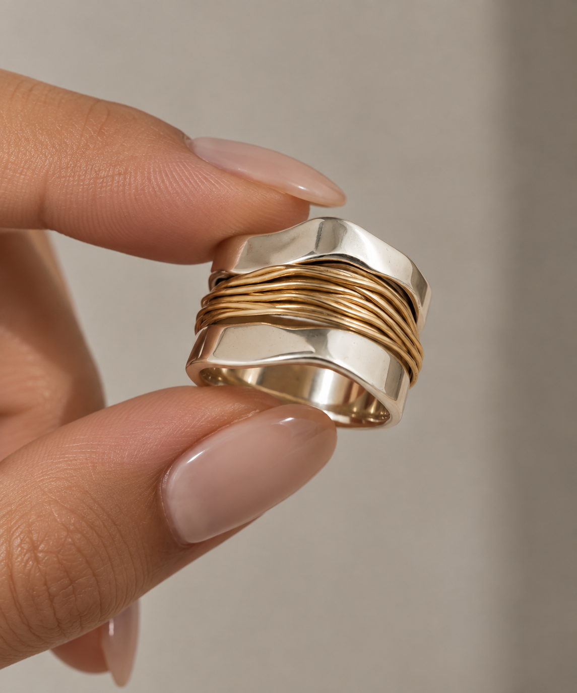 Antonia - Anillo de Plata con Hilo Dorado